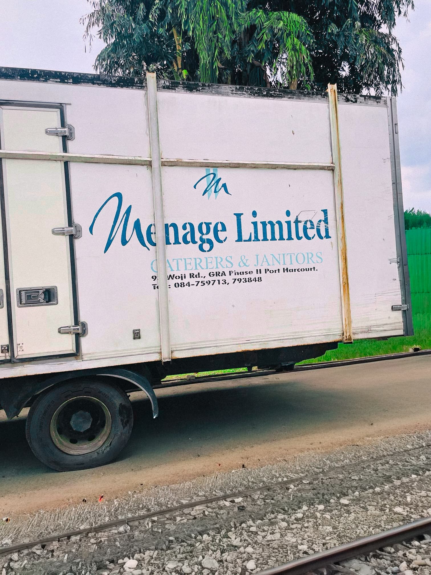 Ménage cold-chain delivery truck en route to site